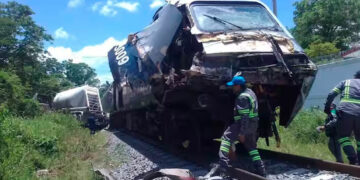 Tren Interoceánico choca con tráiler en Tabasco; no hay heridos
