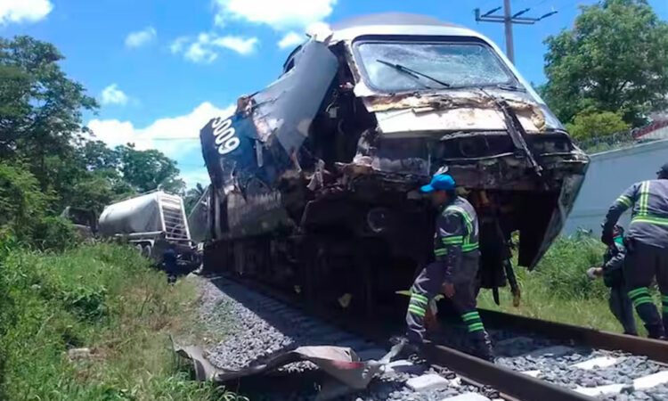 Tren Interoceánico choca con tráiler en Tabasco; no hay heridos