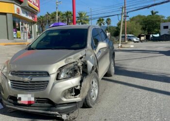 Amanecido derriba poste de madera en Lomas del Santuario