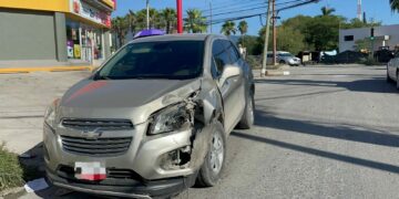 Amanecido derriba poste de madera en Lomas del Santuario