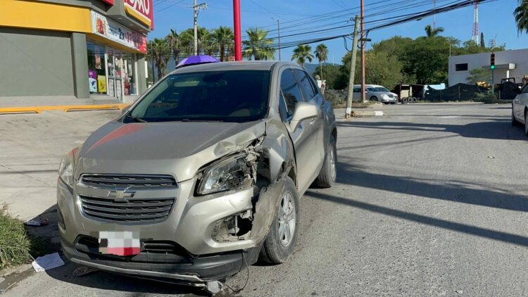 Amanecido derriba poste de madera en Lomas del Santuario