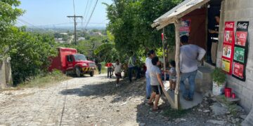 Se le botan los frenos a operador de camión de Coca Cola
