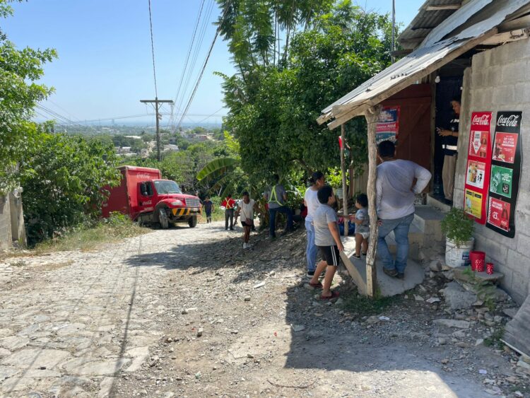 Se le botan los frenos a operador de camión de Coca Cola