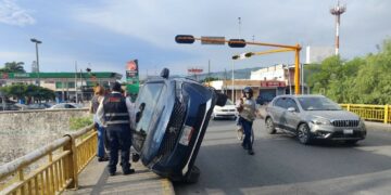 Vuelca camioneta en el 8 Bulevar