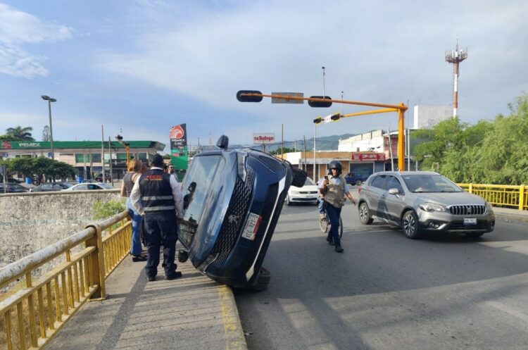 Vuelca camioneta en el 8 Bulevar