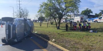 Vuelca camioneta Hilux en libramiento naciones unidas
