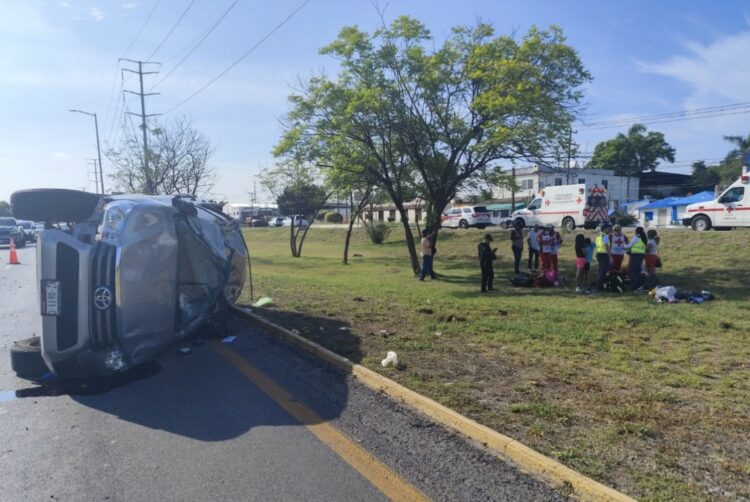 Vuelca camioneta Hilux en libramiento naciones unidas
