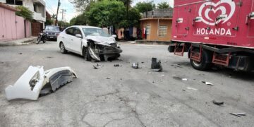 Camión de helados omite alto y provoca fuerte colisión