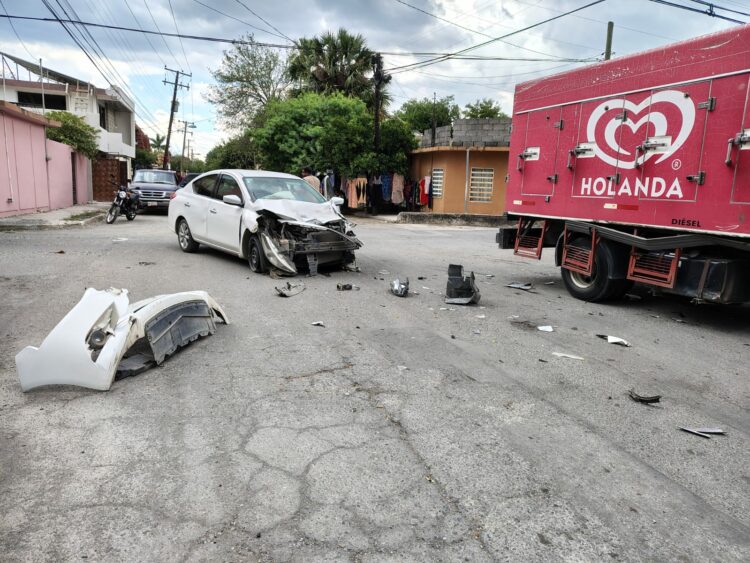 Camión de helados omite alto y provoca fuerte colisión