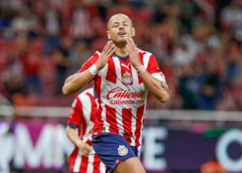 Néstor de la Torre pide que Chicharito salga de Chivas