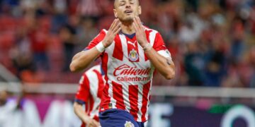 Néstor de la Torre pide que Chicharito salga de Chivas