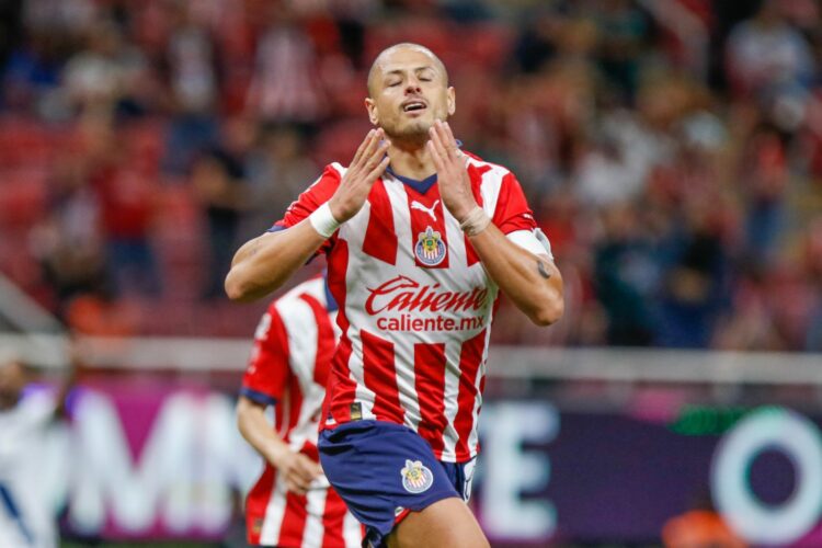 Néstor de la Torre pide que Chicharito salga de Chivas