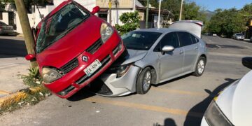 Ignora alto y provoca fuerte choque en el crucero del Nueve Mina