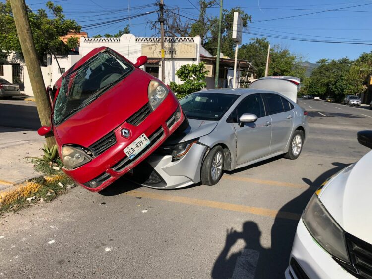 Ignora alto y provoca fuerte choque en el crucero del Nueve Mina