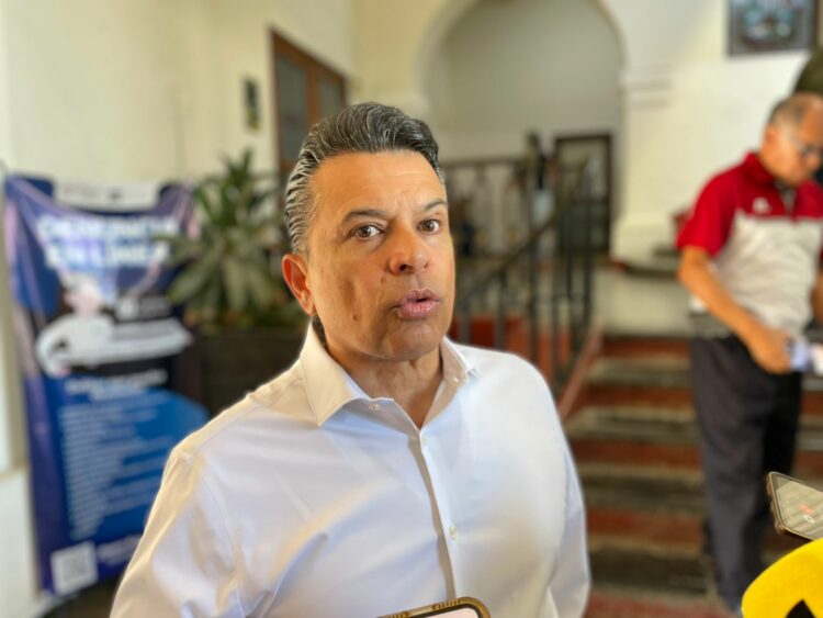 Lalo Gattas prepara dos informes