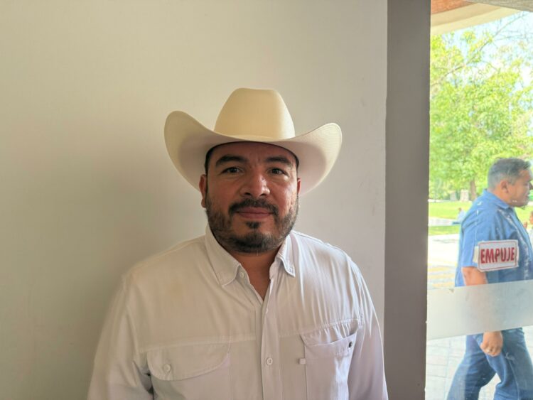 Siguen reparaciones en González tras el paso de “Barry”.