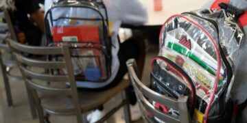 Proponen uso de mochilas transparentes para reforzar la seguridad en escuelas
