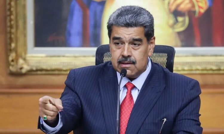 Miles de venezolanos se enlistan en la milicia ante posible invasión