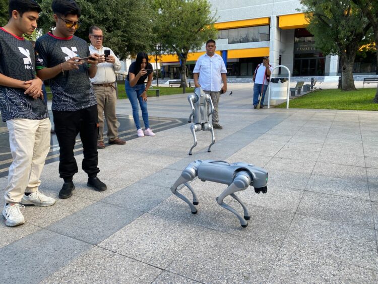 Presentan estudiantes de la Politécnica de Victoria perros robot tras competir en Brasil