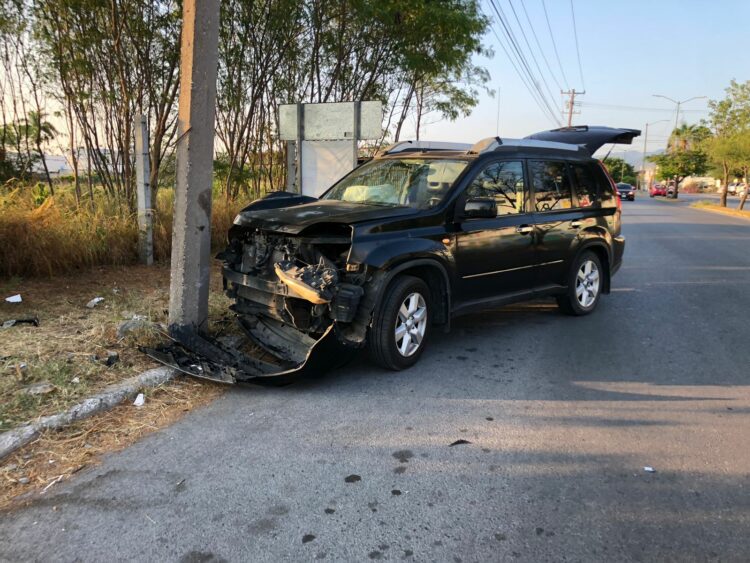 Estudiante termina hospitalizada tras chocar su camioneta en la calle 16