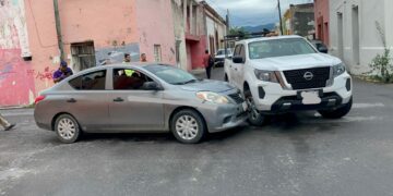Camioneta omite alto en el 10 Bravo