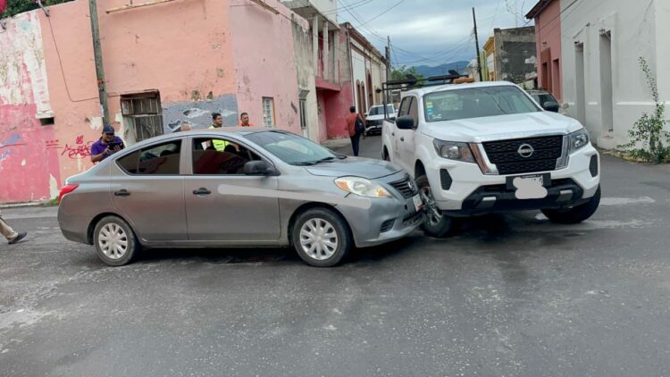 Camioneta omite alto en el 10 Bravo