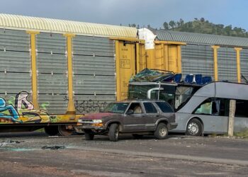 Choque entre un ferrocarril y un autobús