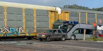 Choque entre un ferrocarril y un autobús