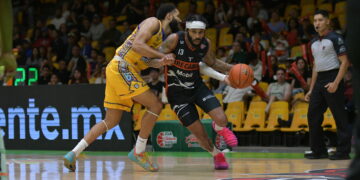 Correcaminos cae 86-83 en un final cardiaco y divide la serie ante Santos de San Luis