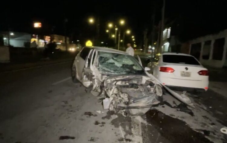 Choca contra poste por manejar alcoholizado