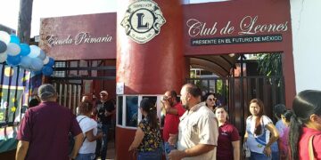 Protestan padres de la primaria Club de Leones; exigen maestros