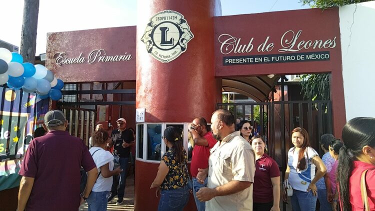 Protestan padres de la primaria Club de Leones; exigen maestros