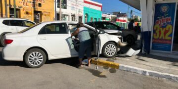 Se pasa un alto y provoca que auto se estampe contra una farmacia en la colonia Mainero.