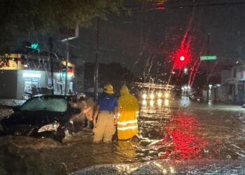 Lluvias en Victoria dejan vehículos varados, un rescatado y el cierre del vado en la Calle Juárez.