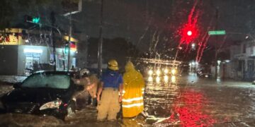 Lluvias en Victoria dejan vehículos varados, un rescatado y el cierre del vado en la Calle Juárez.