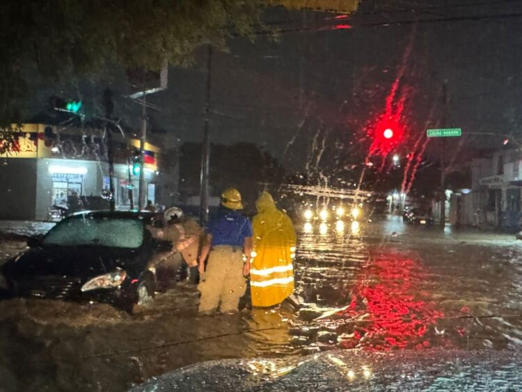 Lluvias en Victoria dejan vehículos varados, un rescatado y el cierre del vado en la Calle Juárez.