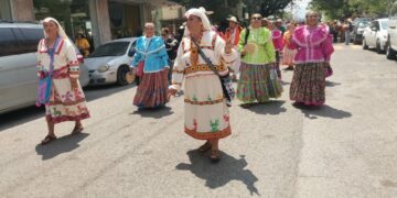 Desfilan maestros jubilados en la calle Hidalgo
