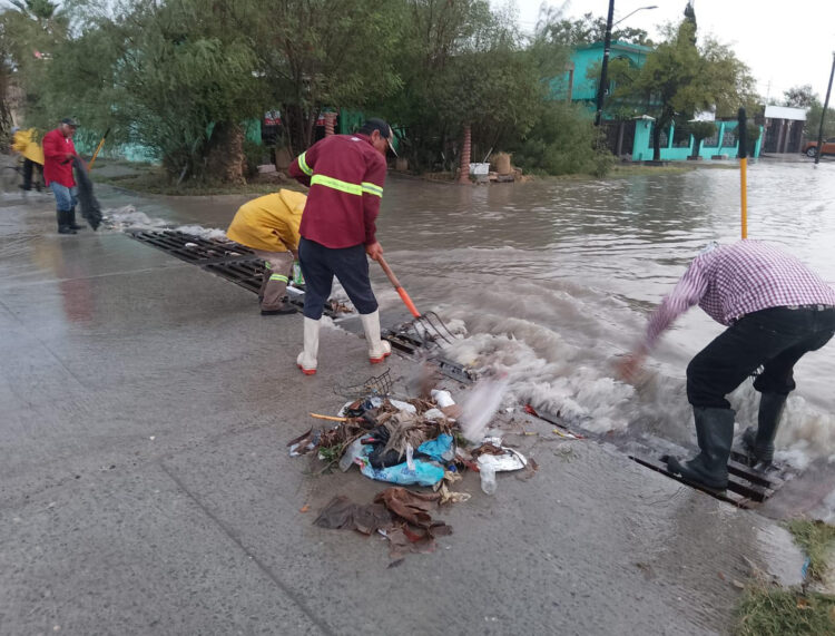 Alcaldesa supervisa operativo de apoyo a ciudadanos tras tormenta en Nuevo Laredo