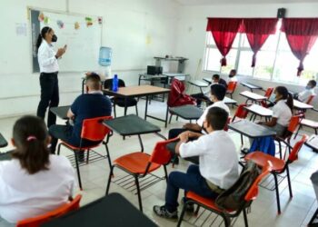 México, el país de la OCDE que menos invierte por estudiante: solo 4 mil dólares al año.