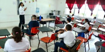 México, el país de la OCDE que menos invierte por estudiante: solo 4 mil dólares al año.