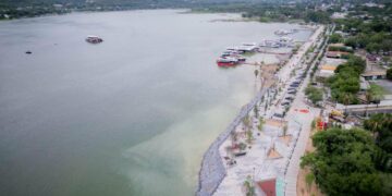 Lluvias llenan presa La Boca en NL; abren compuertas y agua podría llegar a la Marte R. Gómez en Tamaulipas.