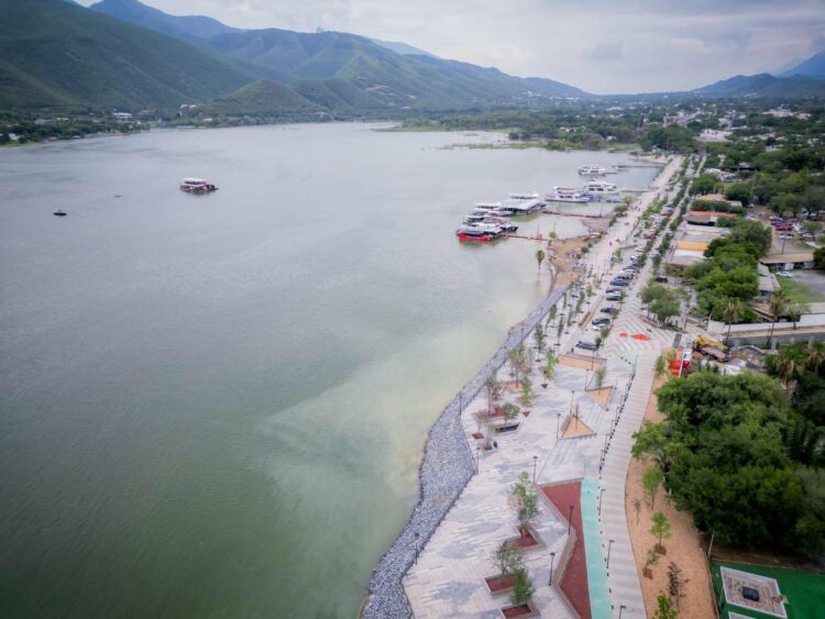 Lluvias llenan presa La Boca en NL; abren compuertas y agua podría llegar a la Marte R. Gómez en Tamaulipas.