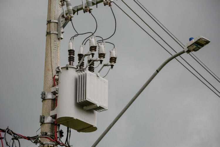 370 escuelas de Tamaulipas, sin luz por instalar aires acondicionados; reparación tardará hasta 3 meses.