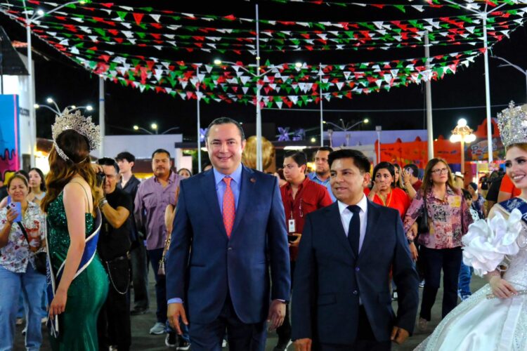 Comparte Sergio “Cheko” Ojeda con familias el primer día de Expomex 2025