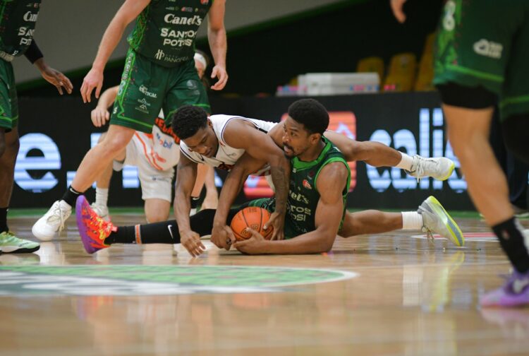 ¡Agónico! Con canasta de último segundo, Correcaminos vence 87-85 a Santos.