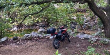 Hallan cuerpo de joven flotando en poza del Cañón del Novillo; familias lo encontraron.