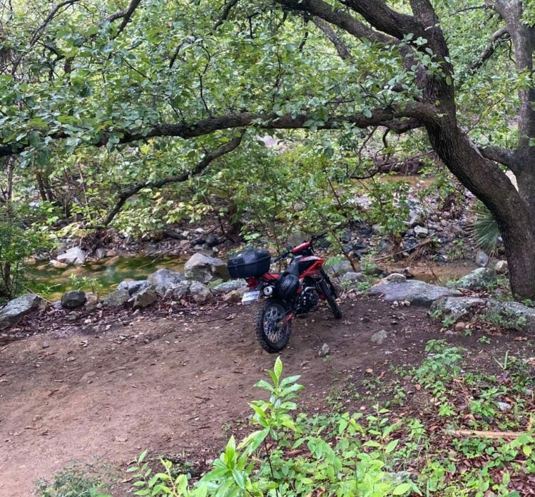 Hallan cuerpo de joven flotando en poza del Cañón del Novillo; familias lo encontraron.