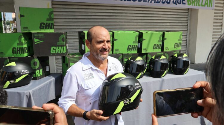 Dona Pepe Schekaiban Cascos a Motociclistas en Tampico