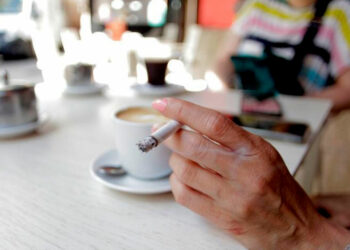 España se prepara para prohibir fumar y vapear en terrazas, piscinas y marquesinas con nueva ley antitabaco.