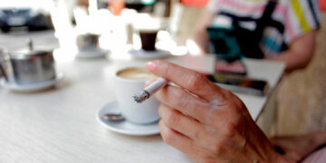 España se prepara para prohibir fumar y vapear en terrazas, piscinas y marquesinas con nueva ley antitabaco.